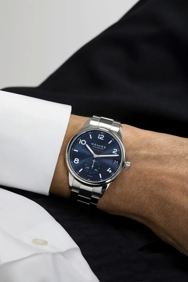 08-NOMOS-Club-Sport-_ik-42-Date-blue