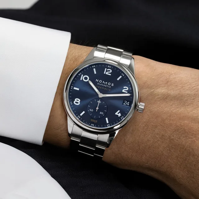 square-08-NOMOS-Club-Sport-_ik-42-Date-blue