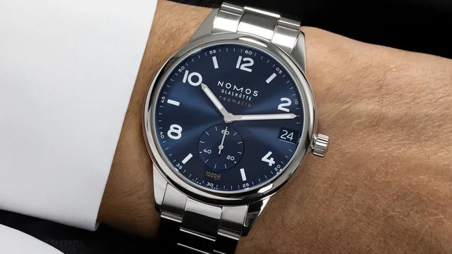 square-08-NOMOS-Club-Sport-_ik-42-Date-blue