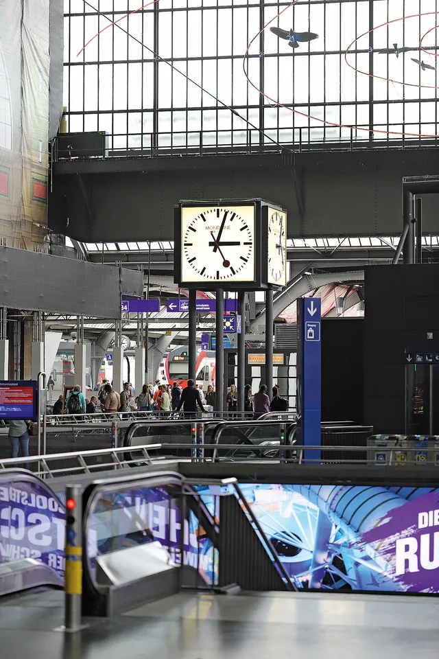 Mondaine_Swiss_trainstation_1000