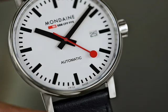 Mondaine_evo2_Automatic_dialCU_1000