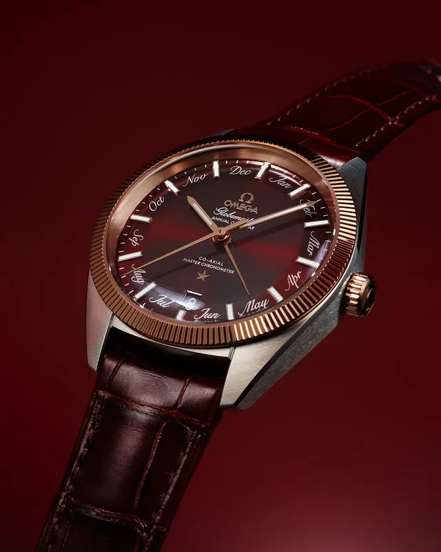 Omega_Globemaster_Annual_Calendar_burgundy_angle_1000