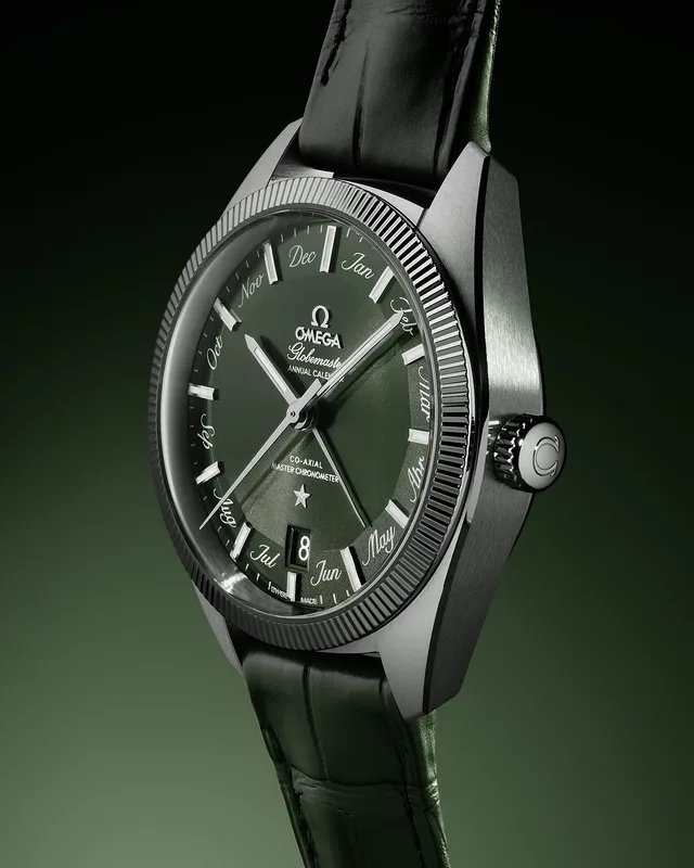 Omega_Globemaster_Annual_Calendar_steel-green-angle_1000
