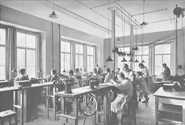 Glashuette_German_School_of_Watchmaking_classroom_Helwig_1923_black_white_Original_4625_Original_8199