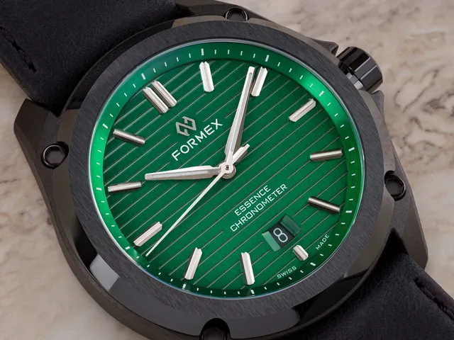Formex-Essence-Leggera-41mm-Automatic-Chronometer-Mamba-Green-Dial-close-up