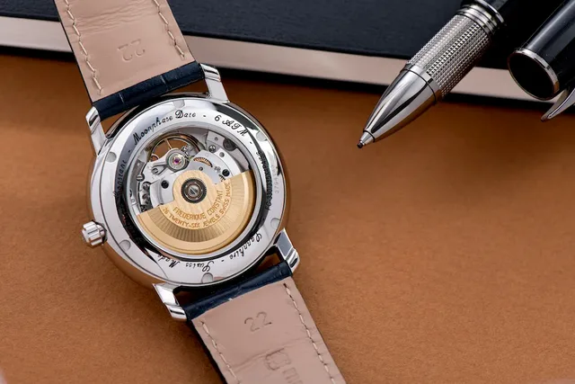 2022_Frederique_Constant_FC-335MCNW4P26_Classics_Heart_Beat_Moonphase_Date_Detail_2©Eric_Rossier_HD