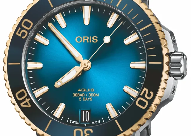 01 400 7769 6355-07 8 22 09PEB - Aquis Date Calibre 400 Bi-Colour