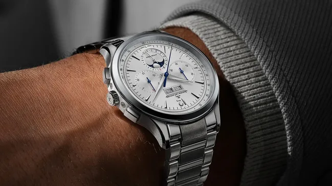 2022-fathers-day-master-control-chronograph-calendar-wristshot-1-16.9-300dpi