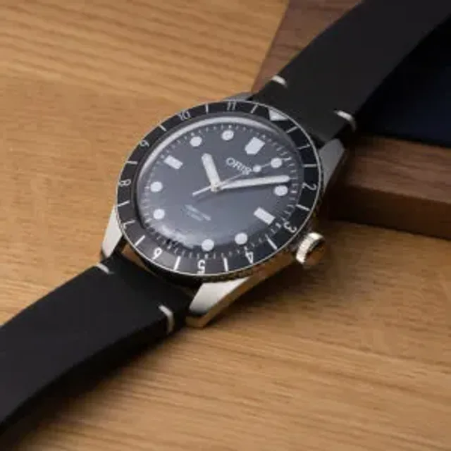 Oris Divers Sixty-Five 12H Calibre 400: The Pleasure of Discrete