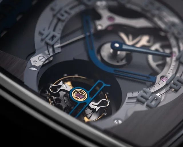 Hautlence_Linear_AD50_ST00_Lifestyle_03