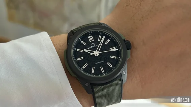 Norqain_Wild_One_Green_Wrist_1_Zermatt_2022