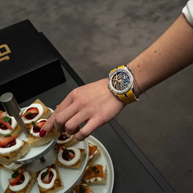 Roger-Dubuis-Excalibur-Blacklight-Monobalancier--6