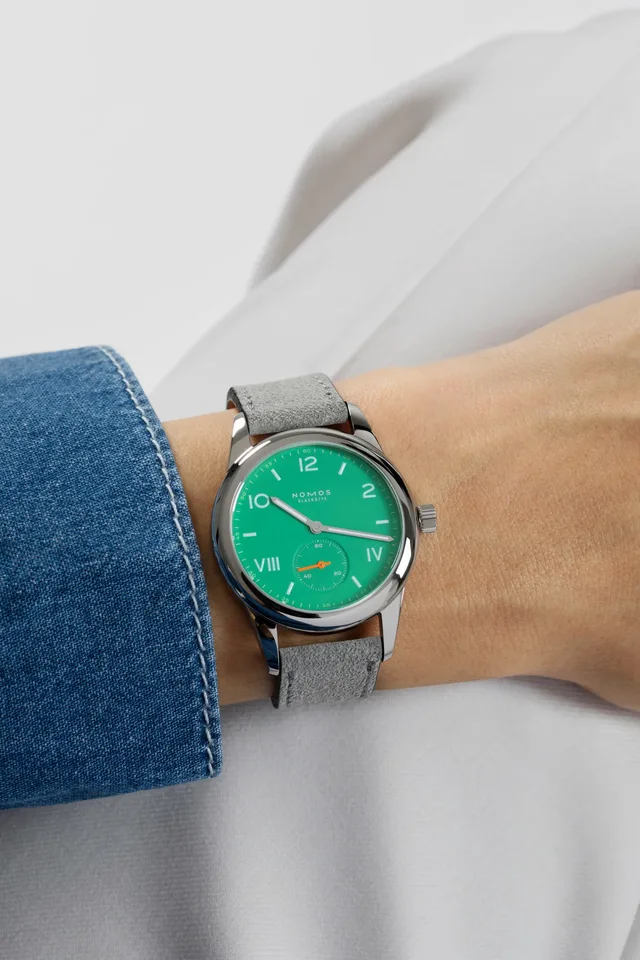 01_NOMOS_Club_Campus_electric_green_wristshot