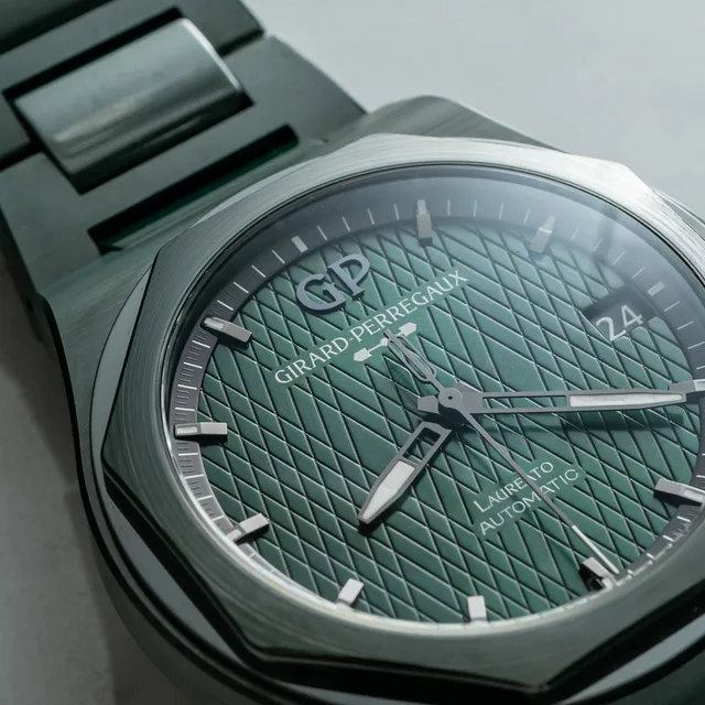 Girard-Perregaux-Laureato-Green-Ceramic-Aston-Martin-1