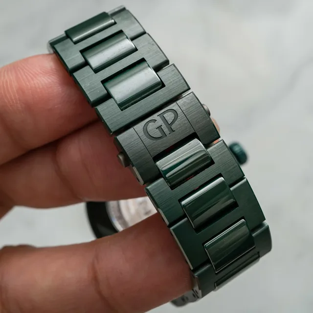 Girard-Perregaux-Laureato-Green-Ceramic-Aston-Martin-5