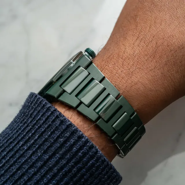 Girard-Perregaux-Laureato-Green-Ceramic-Aston-Martin-8