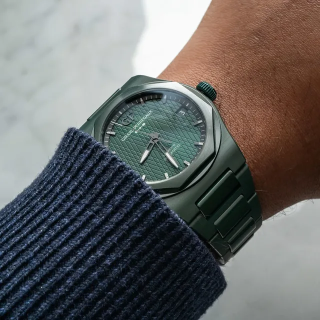 Girard-Perregaux-Laureato-Green-Ceramic-Aston-Martin-9