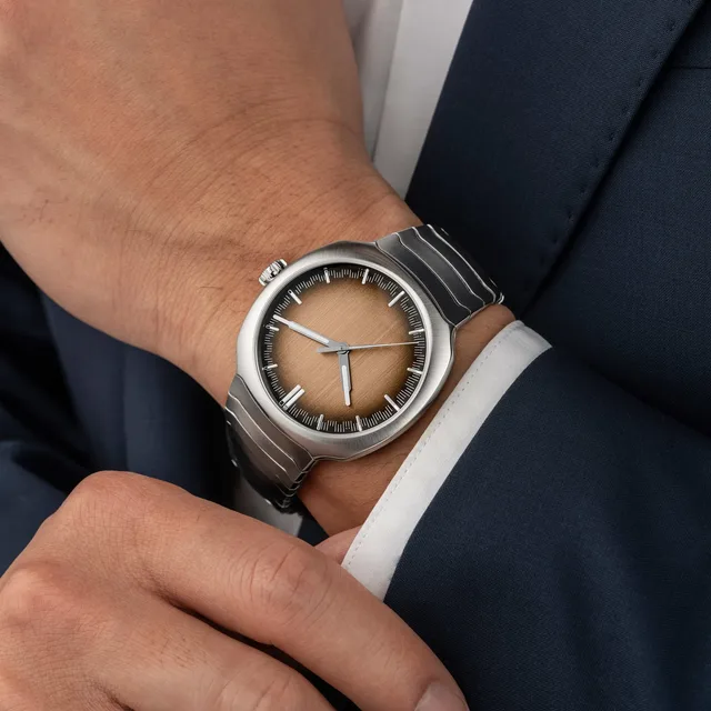 h moser & cie streamliner centre seconds smoked salmon