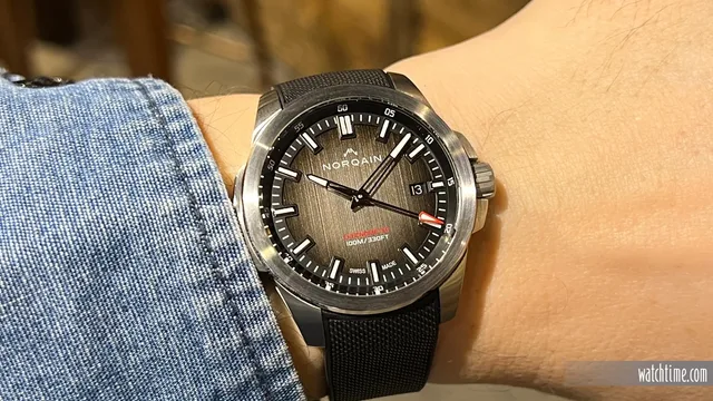 Norqain_Indepencence_40_Brown_Strap_Wristshot_Zermatt_2023