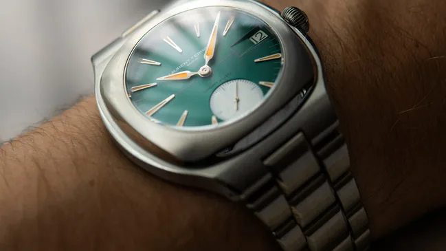 Laurent-Ferrier_SA©rie-Atelier-V_Sport-Auto-40_Watch_LCF040.T1.V1GCO_Front-Lifestyle_3-web