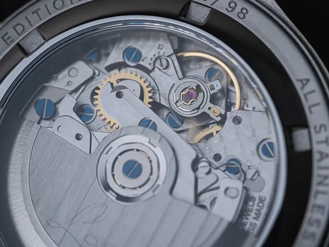 862166_Edition-98-caseback