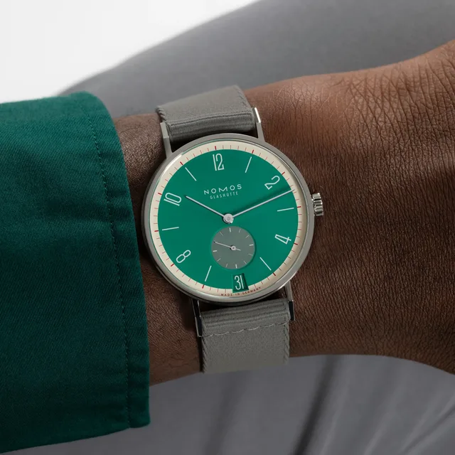 08_NOMOSGlashuette_179_S26_Tangente_38_Datum_Schlossgruen_175_Years_Watchmaking_GH_wristshot