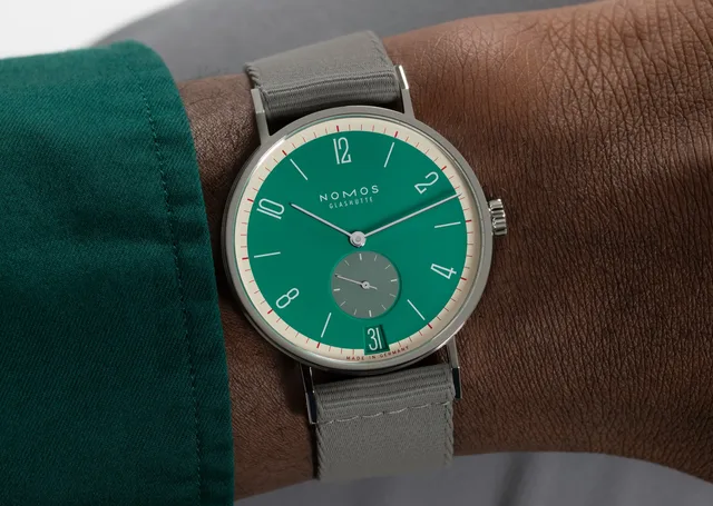 08_NOMOSGlashuette_179_S26_Tangente_38_Datum_Schlossgruen_175_Years_Watchmaking_GH_wristshot