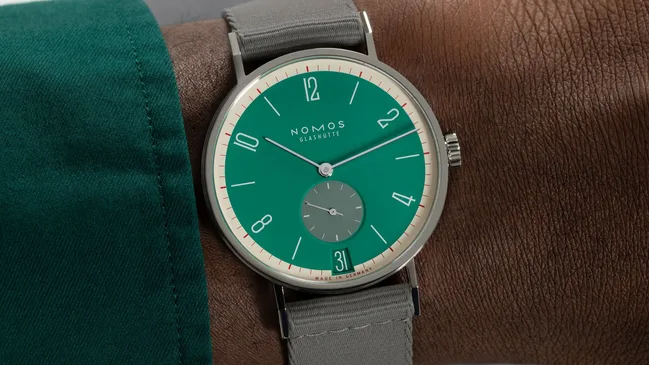 08_NOMOSGlashuette_179_S26_Tangente_38_Datum_Schlossgruen_175_Years_Watchmaking_GH_wristshot