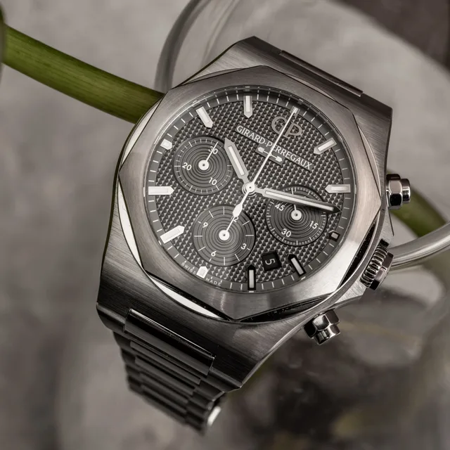 Girard-Perregaux-Laureato-Chronograph-Ti49-8