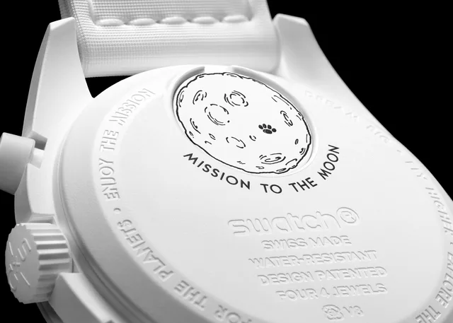sc01_24_BioceramicMoonSwatch_MissionToTheMoonphase_close-up-back-1