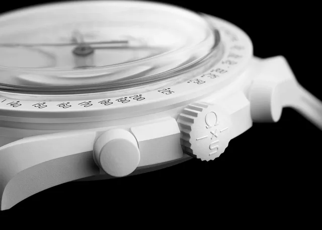 sc01_24_BioceramicMoonSwatch_MissionToTheMoonphase_close-up-crown