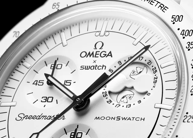 sc01_24_BioceramicMoonSwatch_MissionToTheMoonphase_close-up-dial