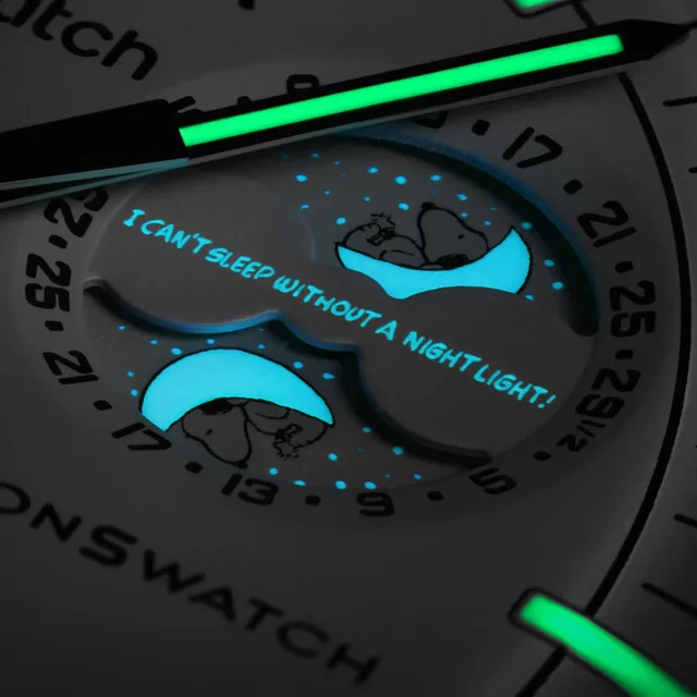 sc01_24_BioceramicMoonSwatch_MissionToTheMoonphase_close-up-moonphase-night-1