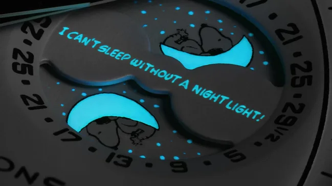 sc01_24_BioceramicMoonSwatch_MissionToTheMoonphase_close-up-moonphase-night-1