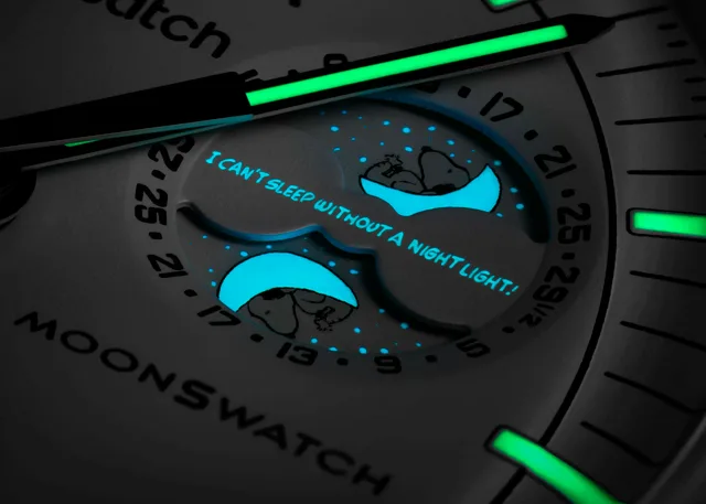 sc01_24_BioceramicMoonSwatch_MissionToTheMoonphase_close-up-moonphase-night-1