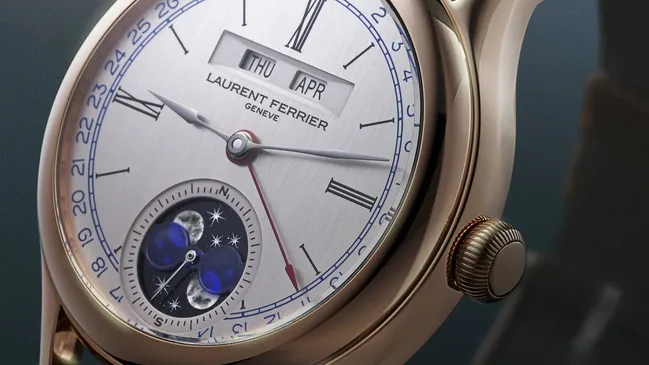 LAURENT-FERRIER_CLASSIC-MOON_RED-GOLD_SILVER-Lifestyle-Front-Day-HD-1