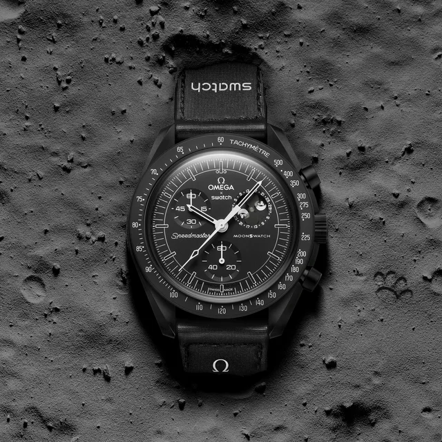 sc01_24_BioceramicMoonSwatch_MissionToTheMoonphase_NewMoon_ambiance (1)