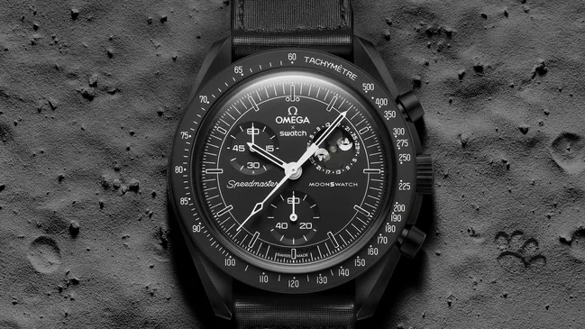 sc01_24_BioceramicMoonSwatch_MissionToTheMoonphase_NewMoon_ambiance (1)