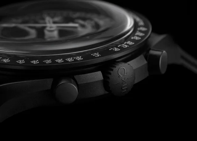 sc01_24_BioceramicMoonSwatch_MissionToTheMoonphase_NewMoon_close-up-crown