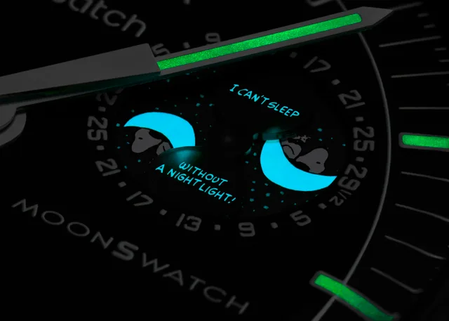 sc01_24_BioceramicMoonSwatch_MissionToTheMoonphase_NewMoon_close-up-moonphase-night