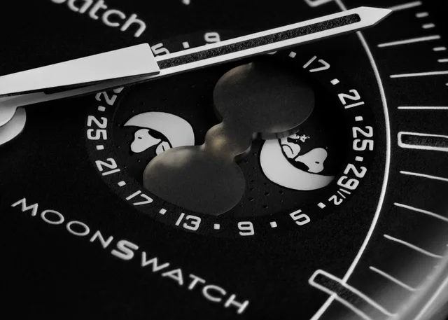 sc01_24_BioceramicMoonSwatch_MissionToTheMoonphase_NewMoon_close-up-moonphase