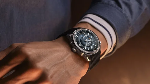 2024-polarisq1-q907865j-geographic-wristshot-16.9-srgb