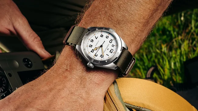 Hamilton_Khaki_Field_Expedition_H70225910_lifestyle_17106-1