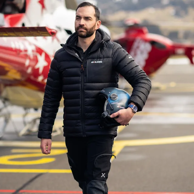 Hamilton-Khaki-Pilot-Air-Glacier_H64655941_lifestyle-05-1