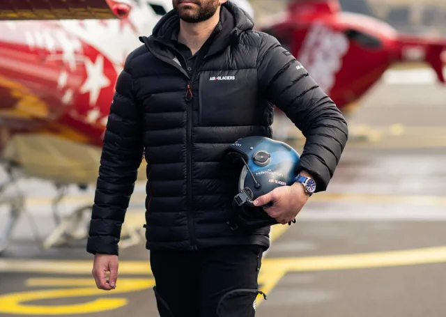 Hamilton-Khaki-Pilot-Air-Glacier_H64655941_lifestyle-05-1