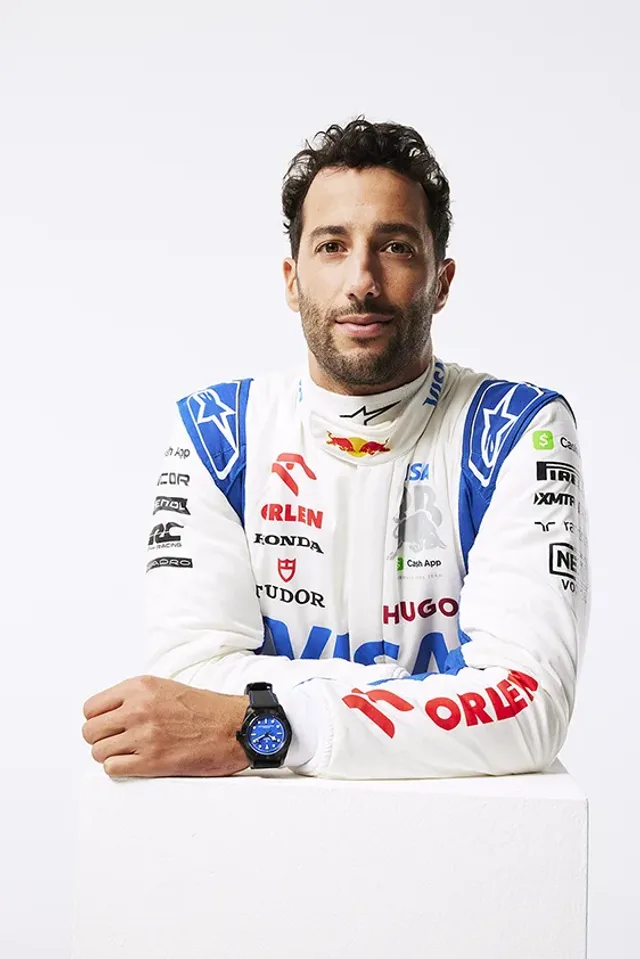 WT_TUDOR_Partnership_Daniel-Ricciardo_Black-Bay-Ceramic_Blue_-2