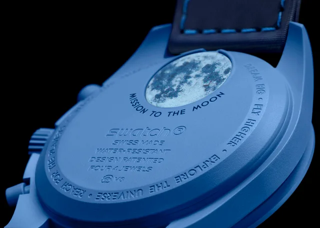 sc01_24_super_blue_moonphase_close-up_back