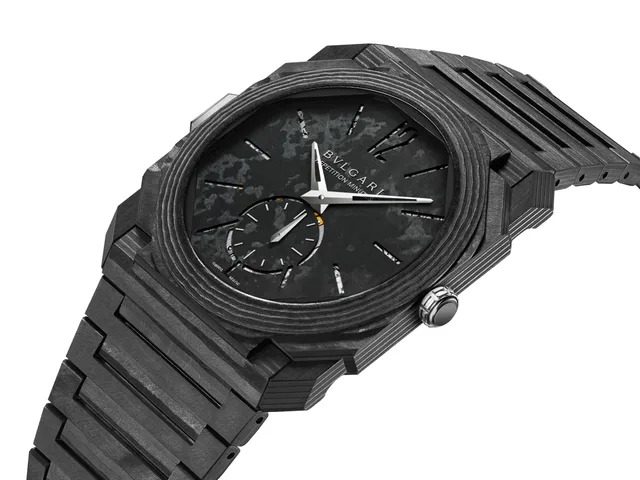 Bulgari-2024_Octo-Finissimo-Minute-Repeater-Carbon_103986_Packshot_02