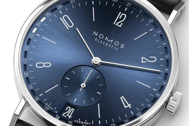 04_NOMOSGlashuette_0136_Tangente_2date_blue_3543x2362px
