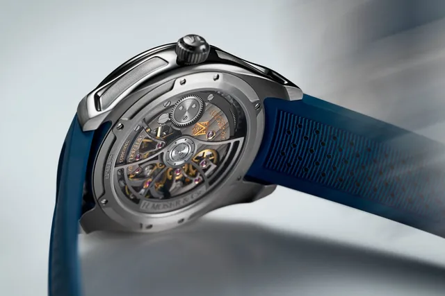 HMoser_3250-1200_Pioneer_Retrograde_Seconds_Midnight_Blue__Lifestyle_Caseback_light